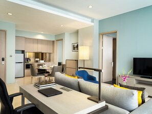 Rom – premier, 1 kingsize-seng | Oppholdsrom | En 43-tommers smart-TV med Parabol-TV