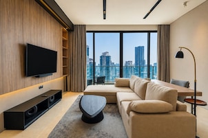 Grand Suite, 2 Bedrooms | Area keluarga | Smart TV 43-inci dengan saluran TV satelit