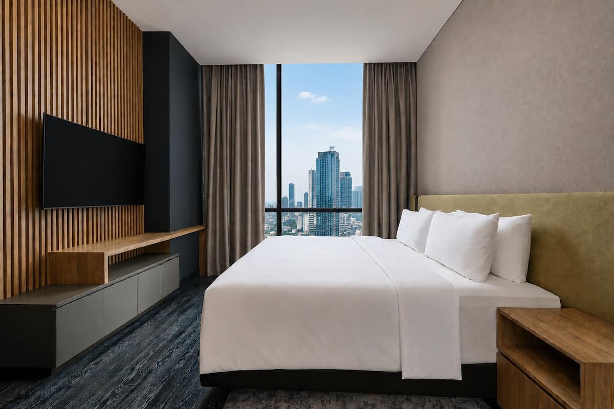 Grand Executive Room, 1 Bedroom | ตู้นิรภัยในห้องพัก, พื้นที่ทำงานแบบใช้แล็ปท็อป, ผ้าม่านกันแสง