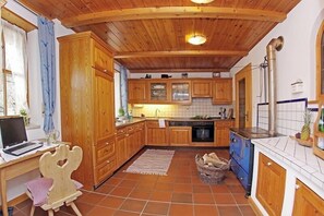 Kylskåp, ugn, spishäll och diskmaskin