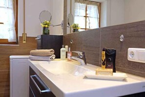 Dusche, Haartrockner, Handtücher