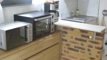 Een koelkast, een microgolfoven, een oven, een kookplaat