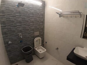 Een douche, een regendouche, handdoeken, zeep
