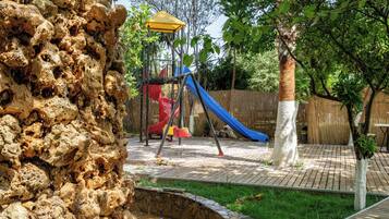 Área de juegos infantiles al aire libre