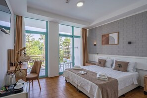 Suite estudio clásica | Escritorio, sistema de insonorización, wifi gratis