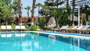 Una piscina al aire libre de temporada