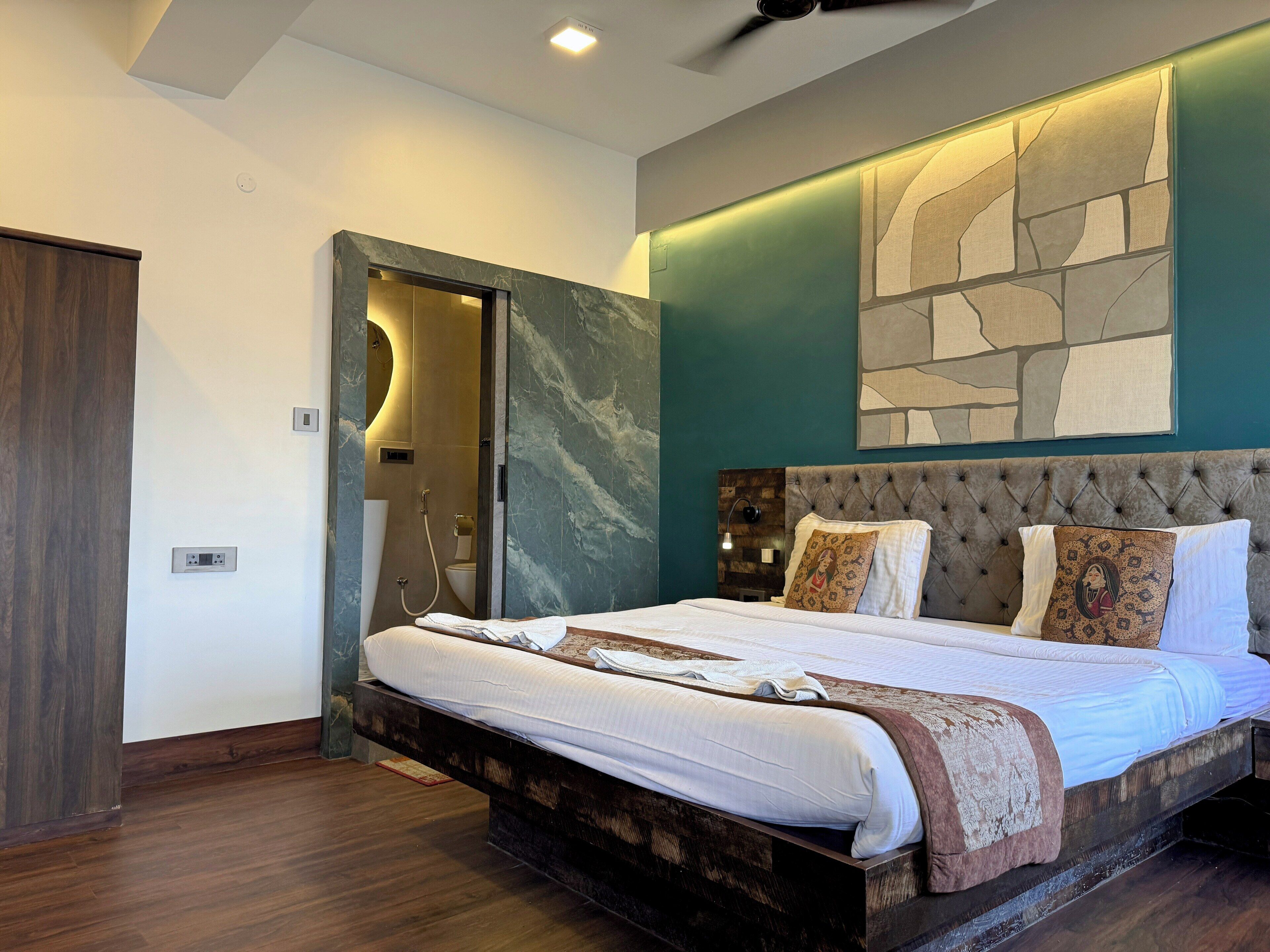 Premier-huone, useita makuuhuoneita, kaupunkinäköala | Egyptinpuuvillaiset lakanat, ylelliset vuodevaatteet, työpöytä