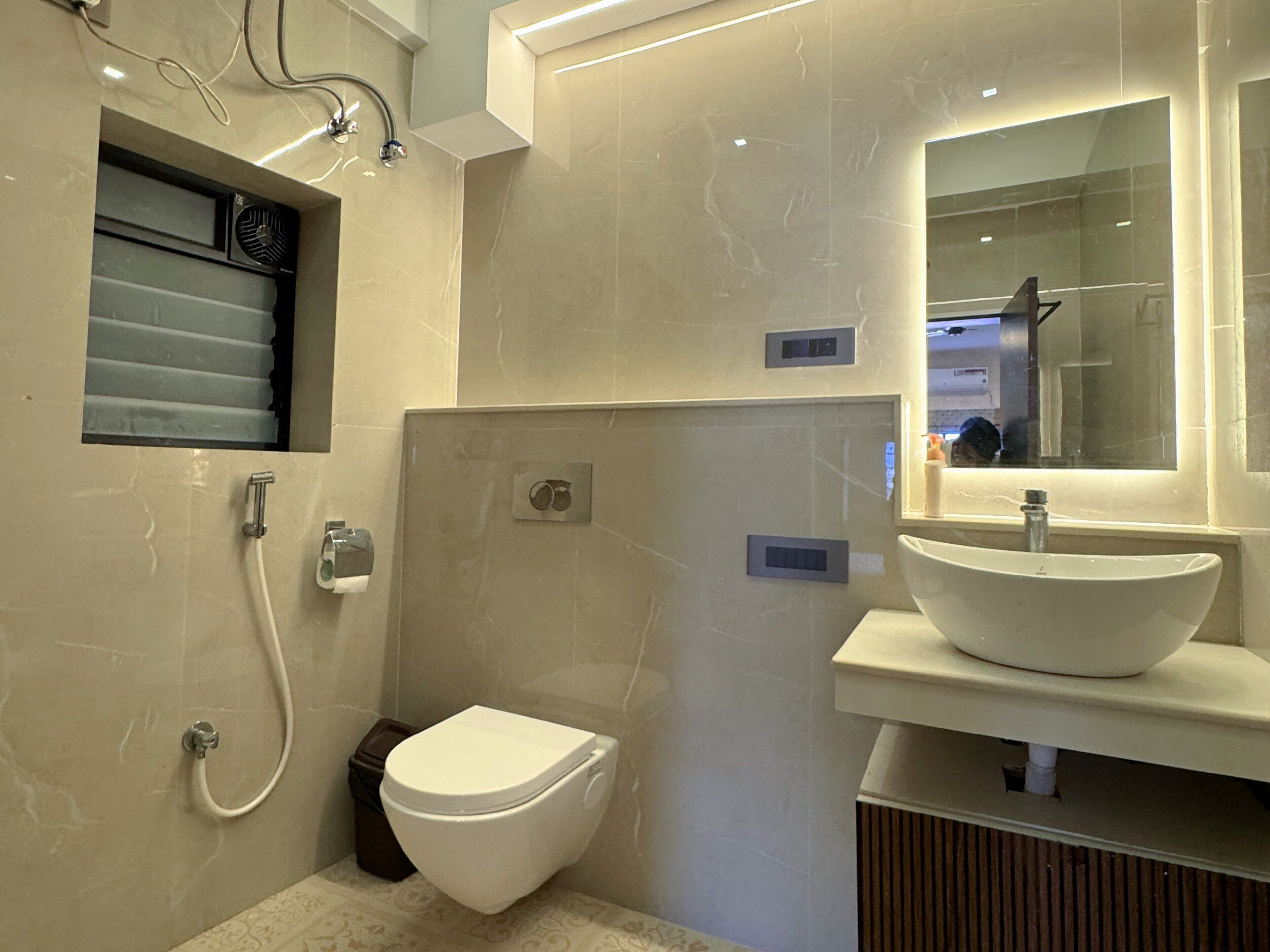 Un baño moderno con inodoro, ducha y lavamanos.