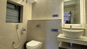 Un baño moderno con inodoro, ducha y lavamanos.