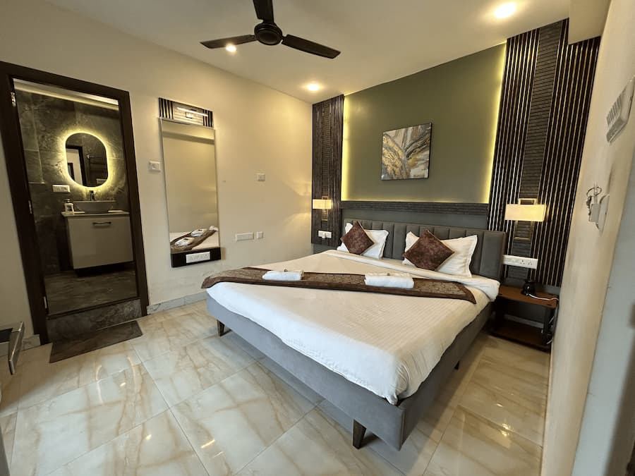 Quarto premier, vários quartos, vista para a cidade | Roupas de cama de algodão egípcio, roupas de cama premium, escrivaninha