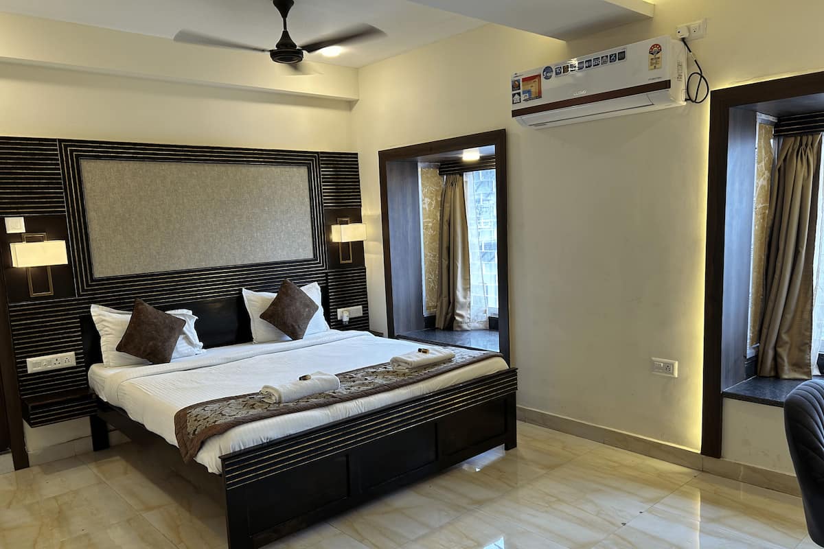 Premier Room, Multiple Bedrooms, City View | Egyptian cotton sheets, premium bedding, desk, laptop workspace