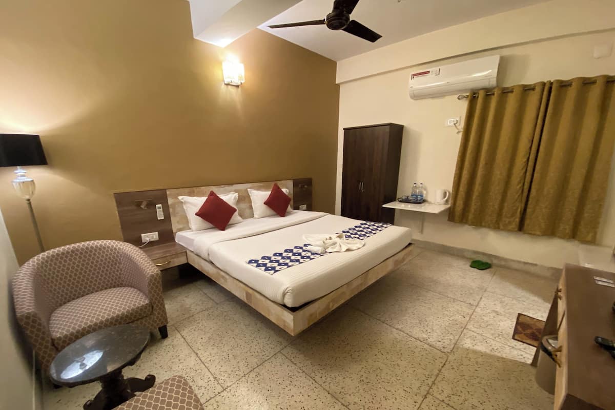 Egyptian cotton sheets, premium bedding, desk, laptop workspace