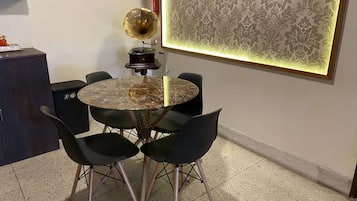 Luxury-Zimmer, Stadtblick | Wohnbereich | 44-Zoll-LCD-Fernseher mit Satellitenempfang, Netflix, Streaming-Dienste