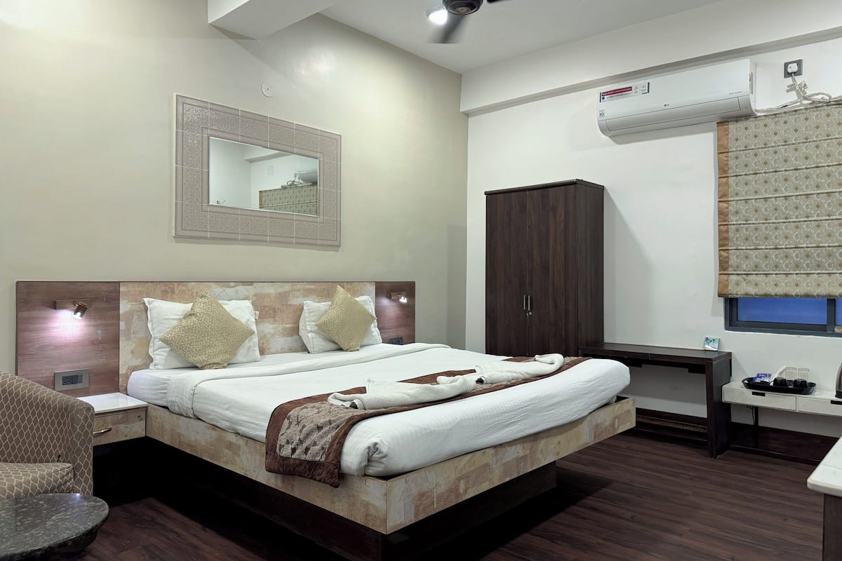 Luxury Room, City View | Cadar kapas Mesir, peralatan tempat tidur premium, meja