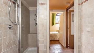 SĂšche-cheveux, bidet, serviettes fournies, savon