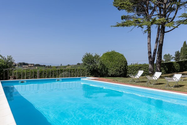 Pool - Agriturismo Le Quercioline in the heart of Chianti surrounded by olive groves and vineyards (Barberino Tavarnelle)
