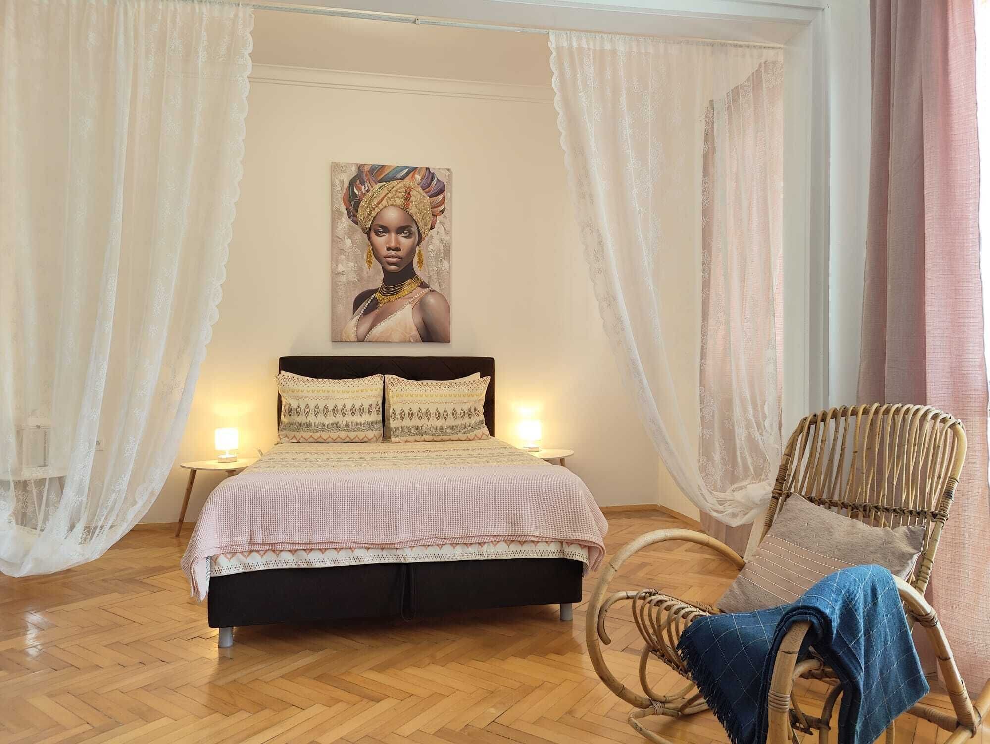 1 slaapkamer, een bureau, een strijkplank/strijkijzer, reisbedje