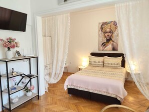 1 habitación, escritorio, tabla de planchar con plancha y cuna de viaje 