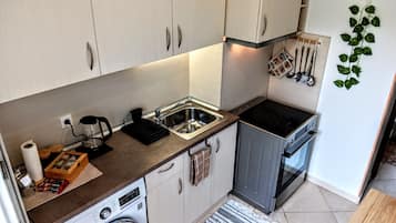 Refrigerador, horno, parrilla de estufa y cafetera y tetera