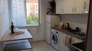 Réfrigérateur, un four, surface de cuisson, cafetière-théière