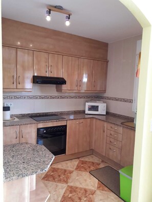 Een koelkast, een magnetron, een oven, een kookplaat