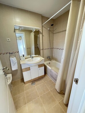 Douche, bidet, serviettes fournies, savon