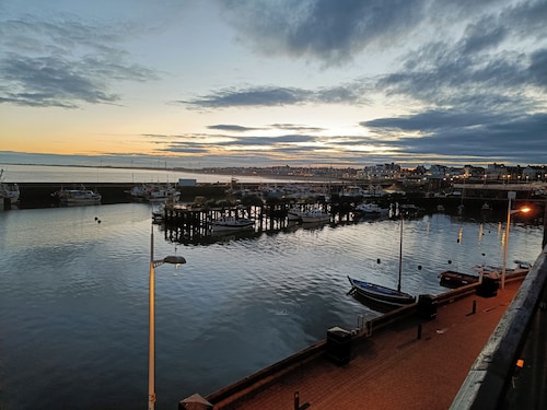 Detached Cabin, 2-Bedroom Chalet on Bridlington Bay South Shore Park.