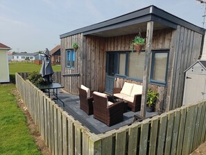 Terrace/patio - Detached Cabin, 2-Bedroom Chalet on Bridlington Bay South Shore Park. (Bridlington)
