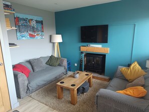 Smart TV, fireplace - Detached Cabin, 2-Bedroom Chalet on Bridlington Bay South Shore Park. (Bridlington)