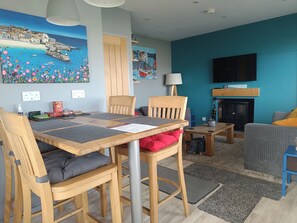 Dining - Detached Cabin, 2-Bedroom Chalet on Bridlington Bay South Shore Park. (Bridlington)