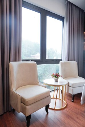 Habitación Deluxe, 2 camas individuales | Minibar, caja de seguridad en la habitación y escritorio 