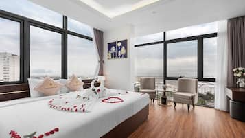 Deluxe kamer, 1 tweepersoonsbed, uitzicht op strand | Een minibar, een kluis op de kamer, een bureau, verduisterende gordijnen