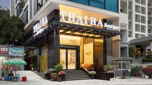 A modern building with a Thai boutique hotel entrance, featuring a glass facade and a well-lit entrance. - Thai Ha Boutique Hotel (Bai Chay)