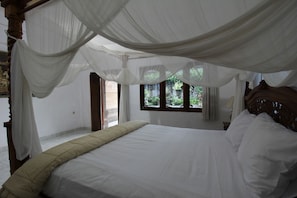 Deluxe Double Room | Bed sheets - Belvilla Ratna Resort Ubud PalaceNearUbud Palace (Ubud)