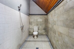 Deluxe Twin Room | Bathroom | Shower, towels, soap - Belvilla Ratna Resort Ubud PalaceNearUbud Palace (Ubud)