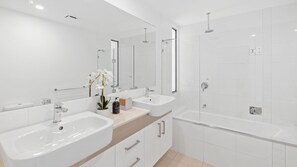 Shower, towels - Sounds of the Ocean on Boyd (WOORIM)