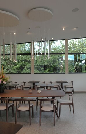 Petit déjeuner continental (20 EUR par personne)