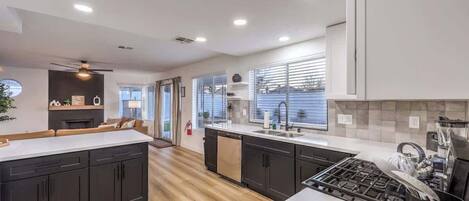 ثلاجة، ميكروويف، فرن، موقد طهي مسطح