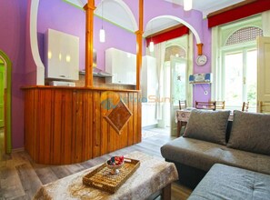 Appartement (Two Bedroom Apartment (Paolo)) | Salle de séjour | Télévision à écran plat