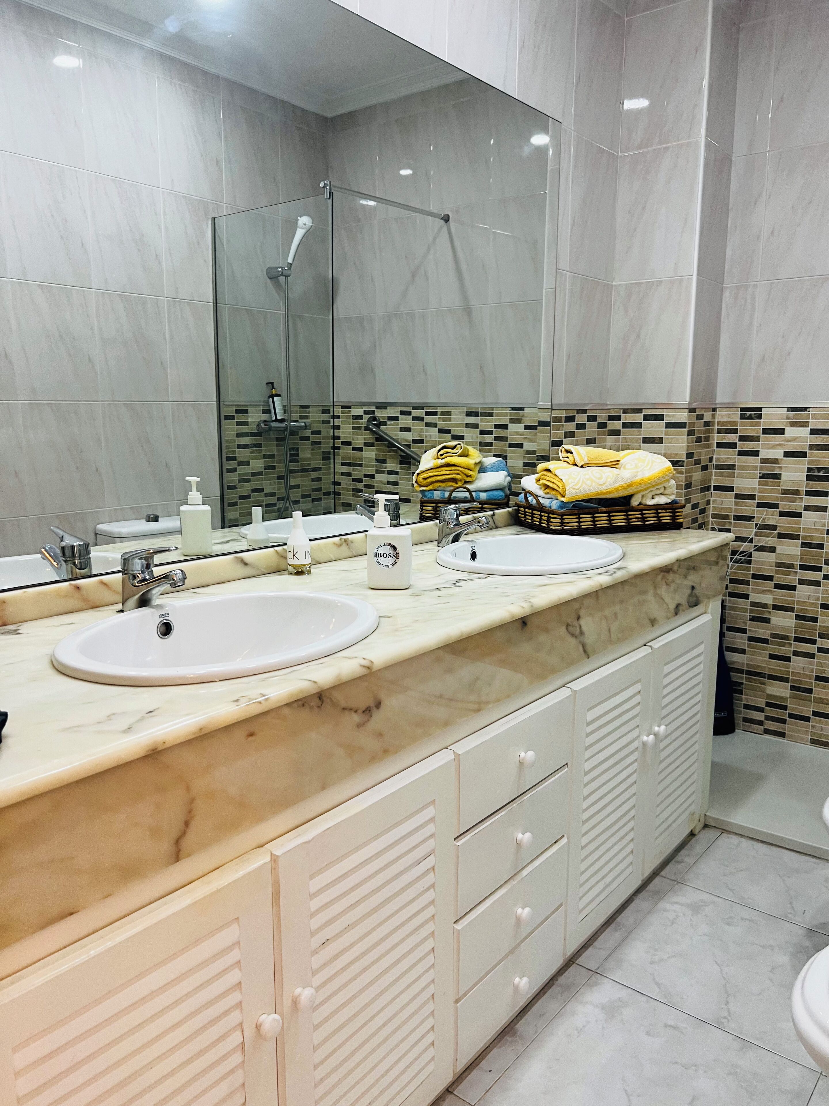 Douche, sèche-cheveux, bidet, serviettes fournies