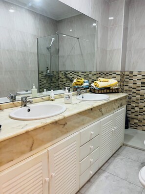 Dusche, Haartrockner, Bidet, Handtücher