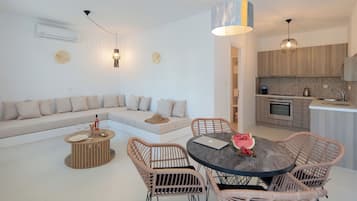 Appartamento, vista montagna (Terrace) | Una cassaforte in camera, ferro/asse da stiro, Wi-Fi gratuito, lenzuola