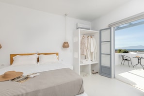 Suíte, vista para o mar (Hot Tub and Balcony) | 1 quarto, cofres nos quartos, ferros/tábuas de passar roupa