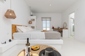 套房, 海景 (Hot Tub and Balcony) | 客房內保險箱、熨斗/熨衣板、免費無線上網、床單