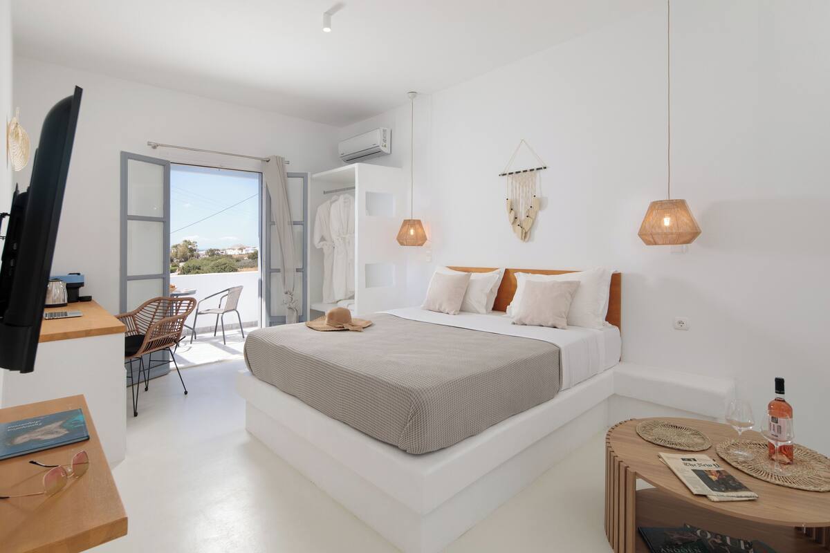 Suíte, sacada, vista para o mar | 1 quarto, cofres nos quartos, ferros/tábuas de passar roupa