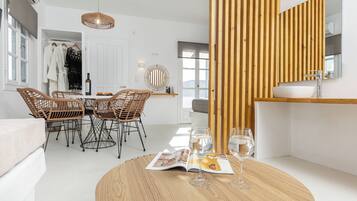 Suite Deluxe | Caja fuerte, tabla de planchar con plancha, wifi gratis y ropa de cama