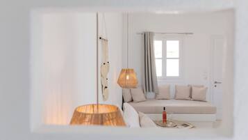 Suite, balcón, vistas al mar | Caja fuerte, tabla de planchar con plancha, wifi gratis y ropa de cama