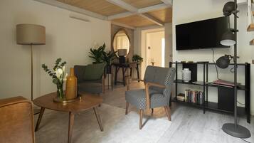 Apartamento, varanda | Área de estar | Smart TV 40 polegadas com canais digitais