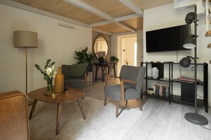 아파트, 파티오 | 거실 공간 | 디지털 채널 시청이 가능한 40인치 스마트 TV