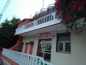 Depan hartanah - siang/malam